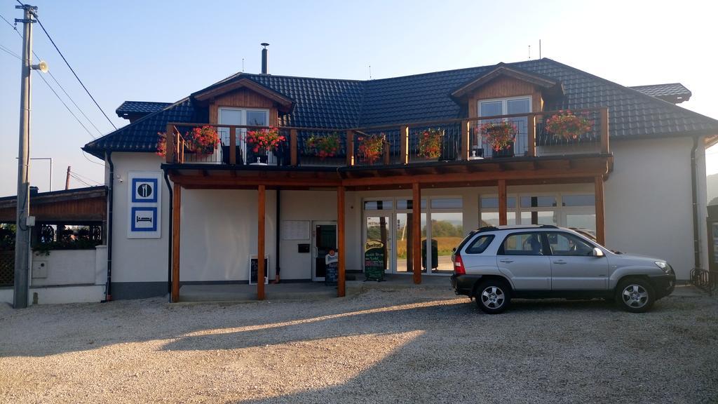 Penzion Conti Trencianska Tepla Exteriör bild